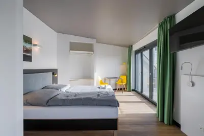Ein Bett oder Betten in einem Zimmer der Unterkunft Homaris Kreuzberg 61