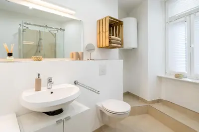 Ein Badezimmer in der Unterkunft The Lachmann Group Apartment, 2BR, one living room, 2 bathrooms, family friendly, 4 - 7 Guests