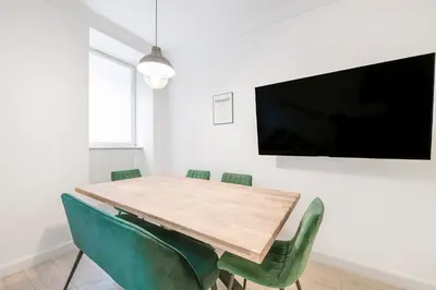 TV/Unterhaltungsangebot in der Unterkunft The Lachmann Group Apartment, 2BR, one living room, 2 bathrooms, family friendly, 4 - 7 Guests