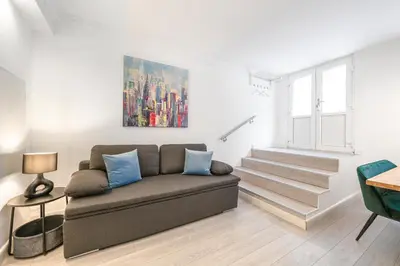 Ein Sitzbereich in der Unterkunft The Lachmann Group Apartment, 2BR, one living room, 2 bathrooms, family friendly, 4 - 7 Guests