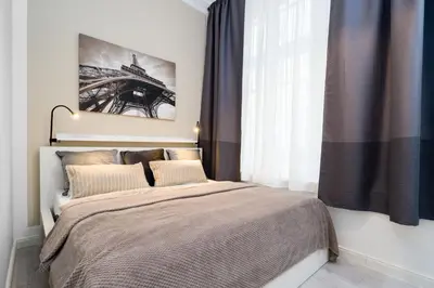 Ein Bett oder Betten in einem Zimmer der Unterkunft The Lohmeyerstr lI - Group Flat in Central Berlin, Family-Friendly, 2BR, 4- 6 Guests