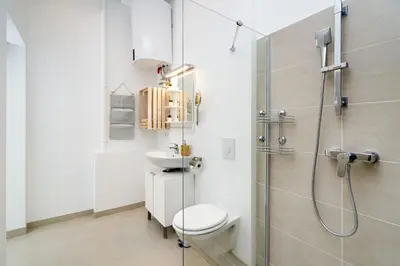 Ein Badezimmer in der Unterkunft The Lohmeyerstr lI - Group Flat in Central Berlin, Family-Friendly, 2BR, 4- 6 Guests