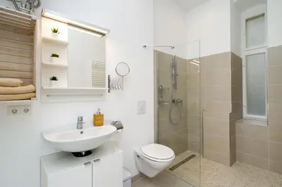 Ein Badezimmer in der Unterkunft The Lohmeyerstr lI - Group Flat in Central Berlin, Family-Friendly, 2BR, 4- 6 Guests