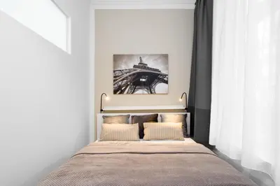 Ein Bett oder Betten in einem Zimmer der Unterkunft The Lohmeyerstr lI - Group Flat in Central Berlin, Family-Friendly, 2BR, 4- 6 Guests