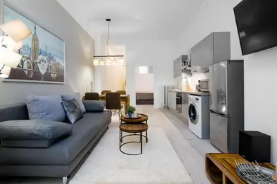 Küche/Küchenzeile in der Unterkunft The Lohmeyerstr lI - Group Flat in Central Berlin, Family-Friendly, 2BR, 4- 6 Guests