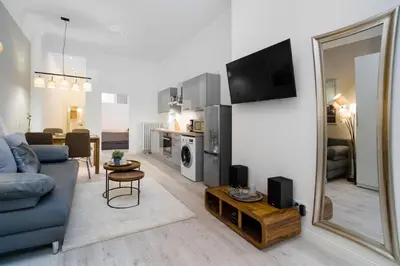 TV/Unterhaltungsangebot in der Unterkunft The Lohmeyerstr lI - Group Flat in Central Berlin, Family-Friendly, 2BR, 4- 6 Guests