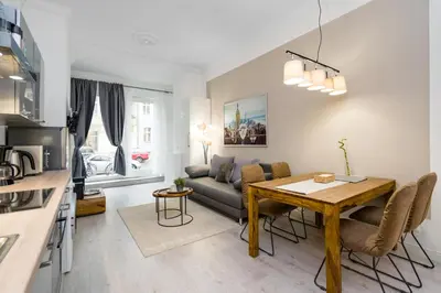 Küche/Küchenzeile in der Unterkunft The Lohmeyerstr lI - Group Flat in Central Berlin, Family-Friendly, 2BR, 4- 6 Guests
