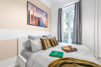 Ein Bett oder Betten in einem Zimmer der Unterkunft The Lohmeyerstr III, lovely 2 BR, group & family friendly, 2- 4 Guests