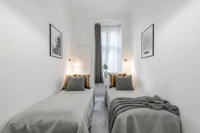 Ein Bett oder Betten in einem Zimmer der Unterkunft The Lohmeyerstr III, lovely 2 BR, group & family friendly, 2- 4 Guests