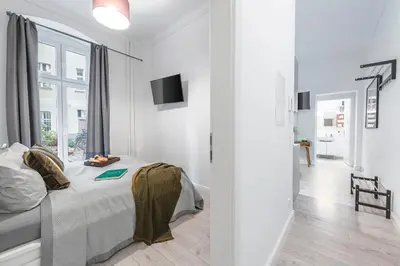 Ein Bett oder Betten in einem Zimmer der Unterkunft The Lohmeyerstr III, lovely 2 BR, group & family friendly, 2- 4 Guests
