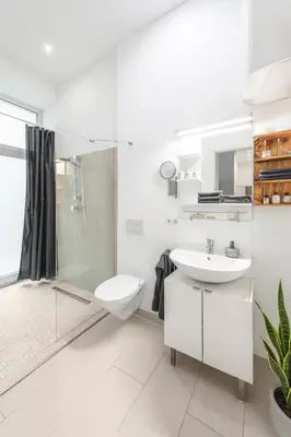 Ein Badezimmer in der Unterkunft The Lohmeyerstr III, lovely 2 BR, group & family friendly, 2- 4 Guests