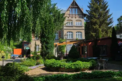 Ein Garten an der Unterkunft Anno 1900 Hotel Babelsberg