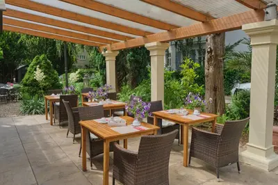 Ein Garten an der Unterkunft Anno 1900 Hotel Babelsberg