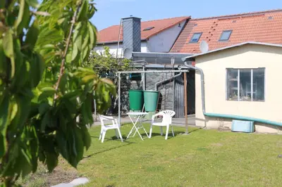 Ein Garten an der Unterkunft Haus Anke