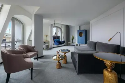Ein Sitzbereich in der Unterkunft Hotel Luc, Autograph Collection