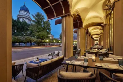 Ein Restaurant oder anderes Speiselokal in der Unterkunft Hotel Luc, Autograph Collection