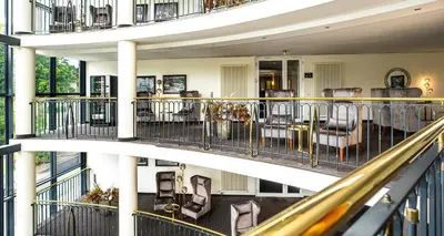 Ein Sitzbereich in der Unterkunft Victor's Residenz-Hotel Berlin Mitte
