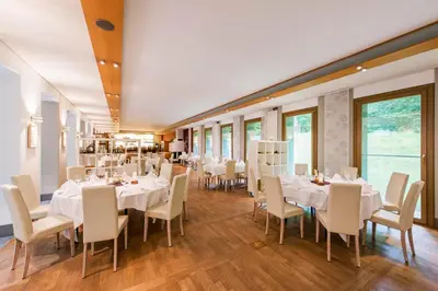 Ein Restaurant oder anderes Speiselokal in der Unterkunft Ringhotel Schorfheide I Waldresort Werbellinsee