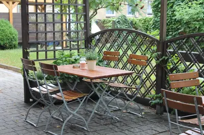 Ein Garten an der Unterkunft Filmhotel Lili Marleen Potsdam