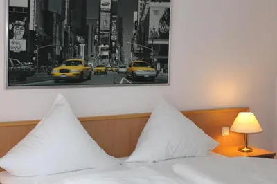 Ein Bett oder Betten in einem Zimmer der Unterkunft Filmhotel Lili Marleen Potsdam