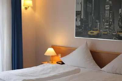 Ein Bett oder Betten in einem Zimmer der Unterkunft Filmhotel Lili Marleen Potsdam