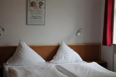 Ein Bett oder Betten in einem Zimmer der Unterkunft Filmhotel Lili Marleen Potsdam