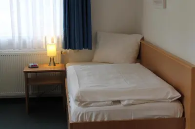 Ein Bett oder Betten in einem Zimmer der Unterkunft Filmhotel Lili Marleen Potsdam