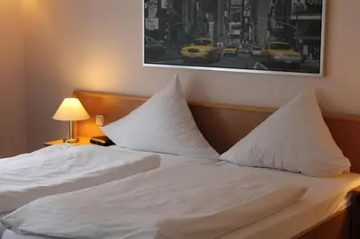 Ein Bett oder Betten in einem Zimmer der Unterkunft Filmhotel Lili Marleen Potsdam