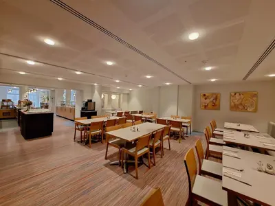 Ein Restaurant oder anderes Speiselokal in der Unterkunft Dietrich-Bonhoeffer-Hotel Berlin Mitte