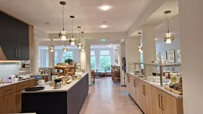Küche/Küchenzeile in der Unterkunft Dietrich-Bonhoeffer-Hotel Berlin Mitte