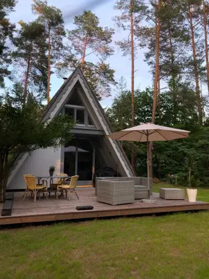 Ein Garten an der Unterkunft Ferienhaus Reetdach 1300qm Privatgrundstück Bootssteg Sauna Templin Lübbesee Uckermark Erholung pur Seenplatte