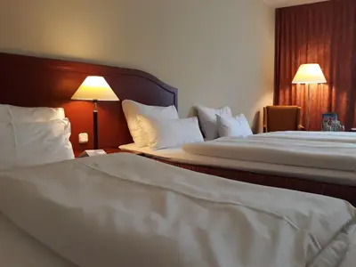 Ein Bett oder Betten in einem Zimmer der Unterkunft SORAT Hotel Brandenburg