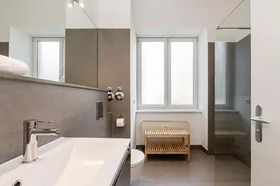 Ein Badezimmer in der Unterkunft Stylish New Cube Loft by Berlin-Wall-Apartments