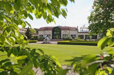 Ein Garten an der Unterkunft GolfResort Semlin