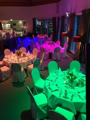Ein Restaurant oder anderes Speiselokal in der Unterkunft GolfResort Semlin
