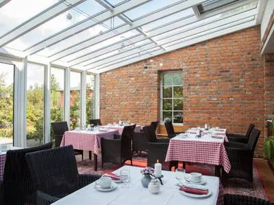 Ein Restaurant oder anderes Speiselokal in der Unterkunft Landhaus Alte Schmiede