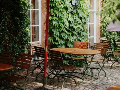Ein Restaurant oder anderes Speiselokal in der Unterkunft Landhaus Alte Schmiede