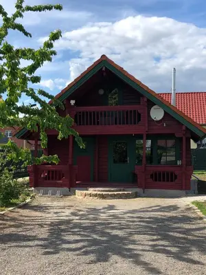 Das Gebäude in dem sich das Ferienhaus befindet