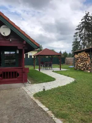 Das Gebäude in dem sich das Ferienhaus befindet