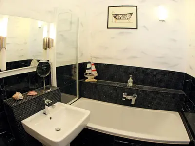 Ein Badezimmer in der Unterkunft Apartment Schlüterstrasse by Interhome