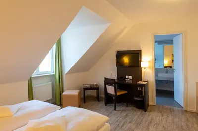 Ein Bett oder Betten in einem Zimmer der Unterkunft Hotel am Großen Waisenhaus