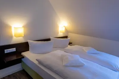 Ein Bett oder Betten in einem Zimmer der Unterkunft Hotel am Großen Waisenhaus