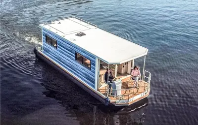 Blick auf einen Fluss in der Nähe des Bootes