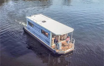 Blick auf einen Fluss in der Nähe des Bootes