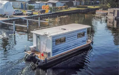 Blick auf einen Fluss in der Nähe des Bootes