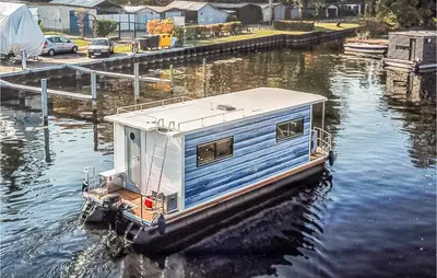 Blick auf einen Fluss in der Nähe des Bootes