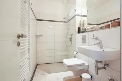 Ein Badezimmer in der Unterkunft 5 Personen Altbau nahe Kurfürstendamm - Shakespeare
