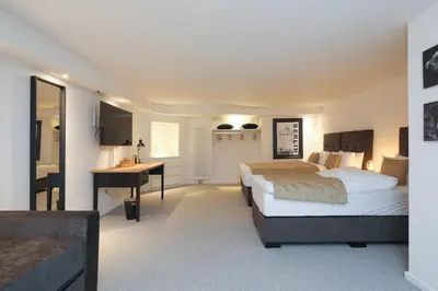 Ein Bett oder Betten in einem Zimmer der Unterkunft 5 Personen Altbau nahe Kurfürstendamm - Shakespeare