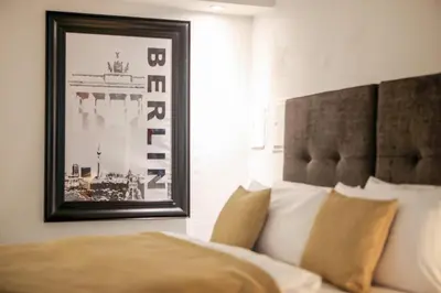 Ein Bett oder Betten in einem Zimmer der Unterkunft 5 Personen Altbau nahe Kurfürstendamm - Shakespeare