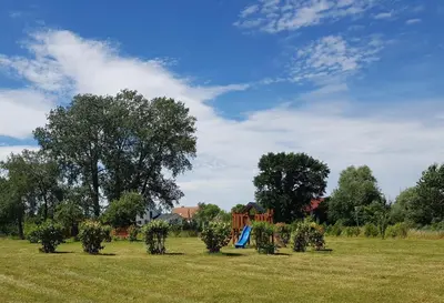 Ein Garten an der Unterkunft Ferienwohnung Mohnblume